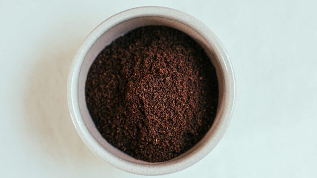 café molido en taza