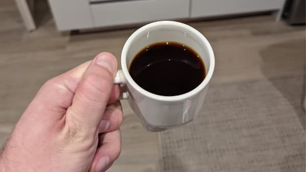 goteo de café en la taza