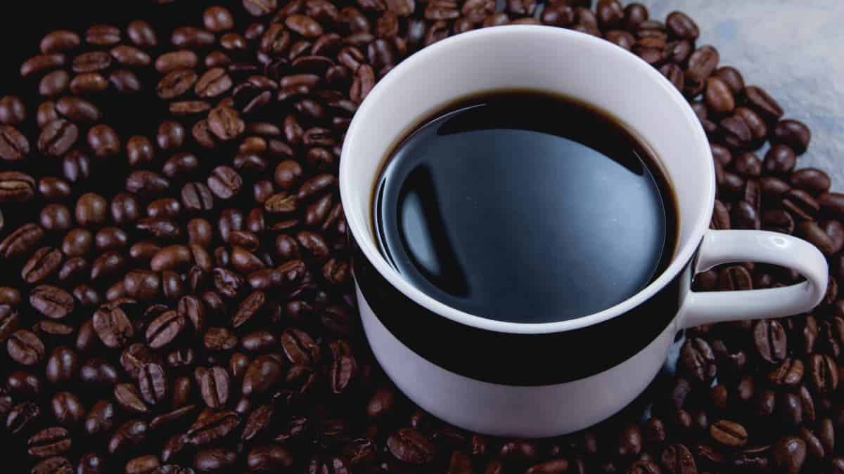 sort kaffe i en kop
